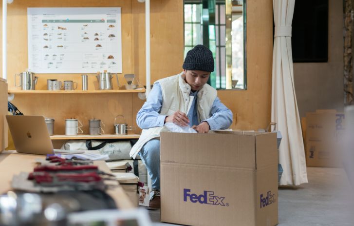 패키지를 배송하는 FedEx 직원