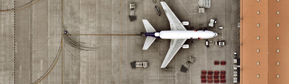 Avión de FedEx en el centro